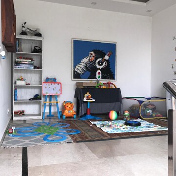 Living Room in 6+ BHK Apartment at South Delhi – for Rent