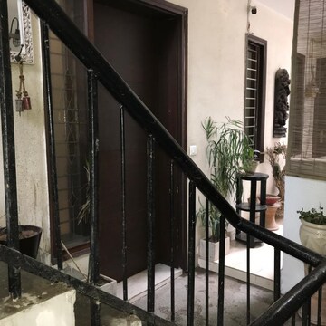 Staircase in 6+ BHK Apartment at South Delhi – for Rent