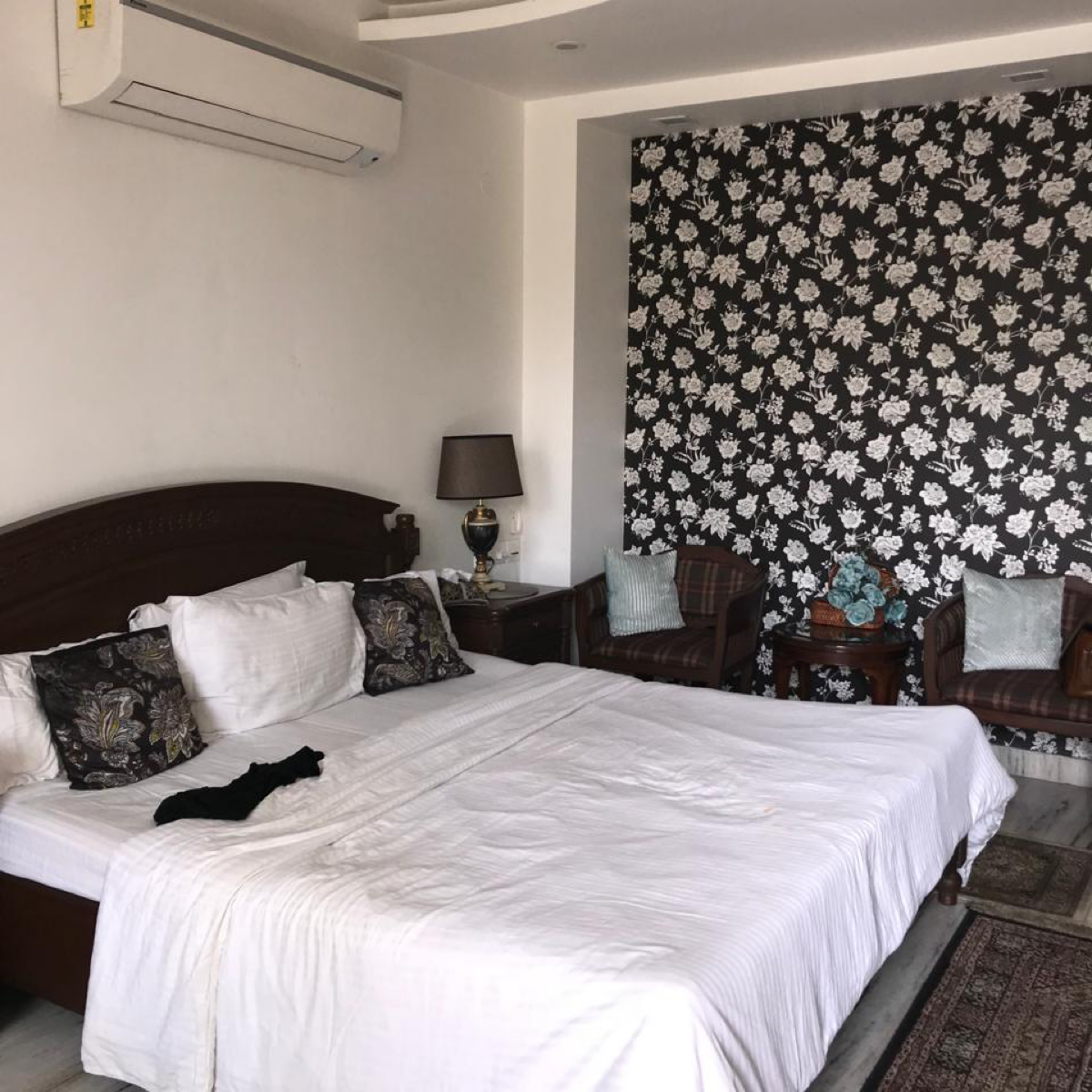 6+ BHK + Pooja Room,Servant Room,Study Room,Extra Room Apartment For Rent in South Delhi