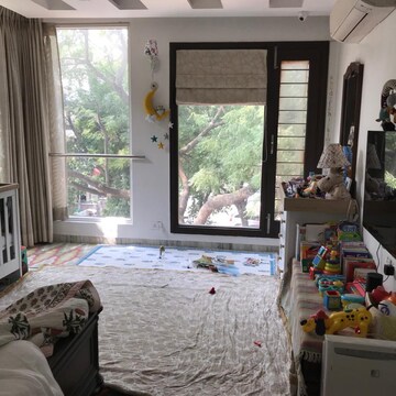 Bedroom in 6+ BHK Apartment at South Delhi – for Rent