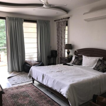 Bedroom in 6+ BHK Apartment at South Delhi – for Rent