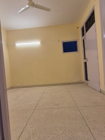 Room in 3 BHK Builder Floor at Unitech South City II, Sector 50 – for Rent