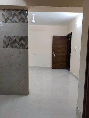 Room in 1 BHK Apartment at Uday CHS Goregaon, Goregaon West – for Rent