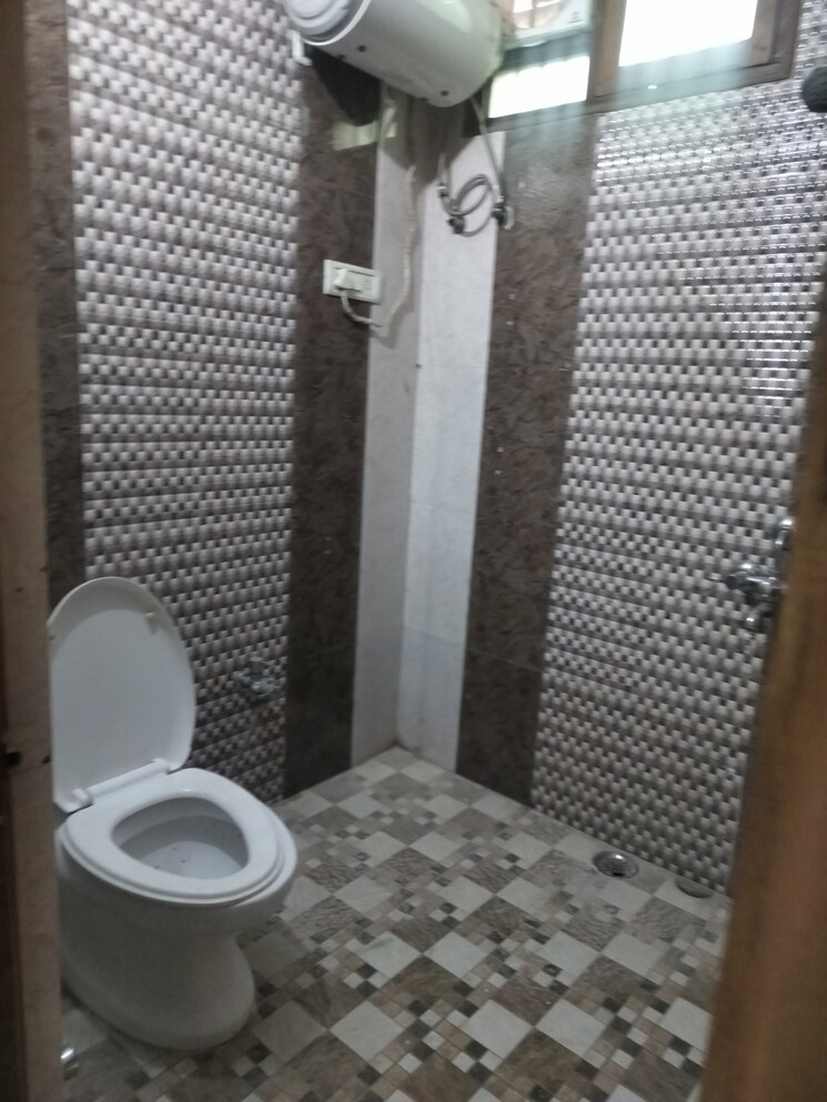 Bathroom, unitech-south-city-ii 3 Bedroom 1600 Sq.Ft. Builder Floor In Sector 50 Gurgaon 8938433