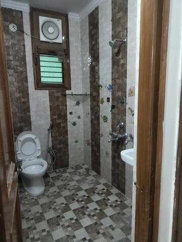 Bathroom in 3 BHK Builder Floor at Unitech South City II, Sector 50 – for Rent