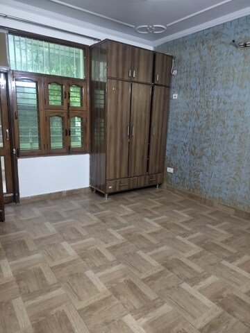 Room in 3 BHK Builder Floor at Unitech South City II, Sector 50 – for Rent