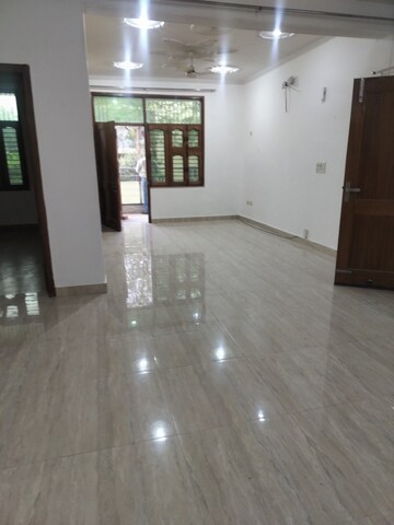 Room in 3 BHK Builder Floor at Unitech South City II, Sector 50 – for Rent