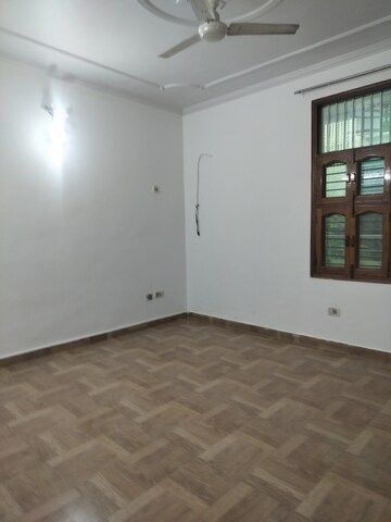 Room in 3 BHK Builder Floor at Unitech South City II, Sector 50 – for Rent