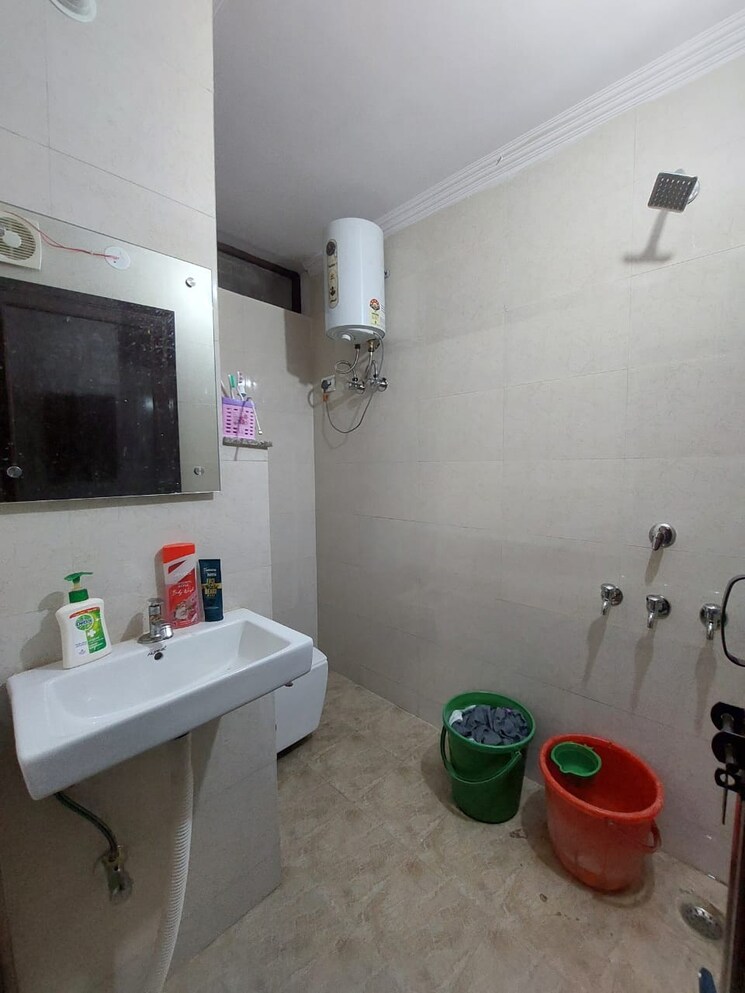Bathroom, sarita vihar 1 Bedroom 450 Sq.Ft. Apartment In Sarita Vihar Delhi 8938443