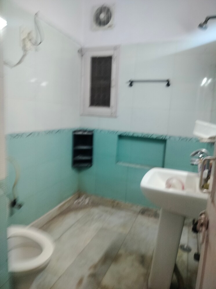 Attached Bathroom, sarita-vihar-pocket-c-rwa 3.5 Bedroom 1500 Sq.Ft. Apartment In Sarita Vihar Delhi 8938444