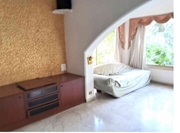 Living Room in 4 BHK Apartment at Vinayak CHS Bandra East, Bandra East – for Rent