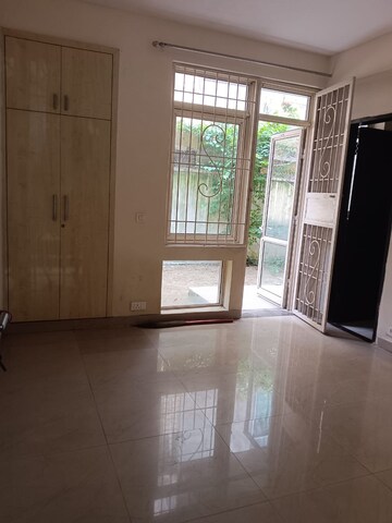 Room in 3 BHK Builder Floor at Unitech South City II, Sector 50 – for Rent