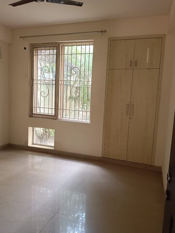 Room in 3 BHK Builder Floor at Unitech South City II, Sector 50 – for Rent