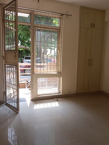 Room in 3 BHK Builder Floor at Unitech South City II, Sector 50 – for Rent