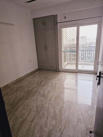Room in 2 BHK Apartment at Gaur City 6th Avenue, Sector 4 Greater Noida – for Rent