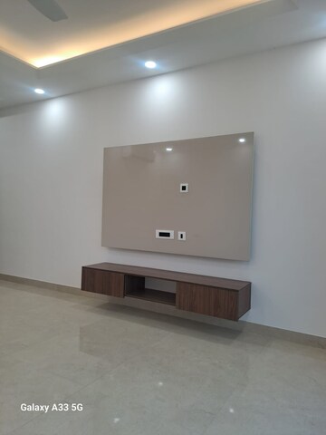 Room in 4 BHK Independent House at Palam Vihar – for Rent