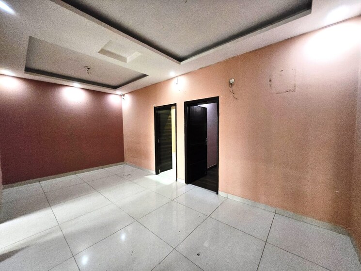Room, kishanpura 3 Bedroom 100 Sq.Yd. Apartment In Kishanpura Zirakpur 8938535