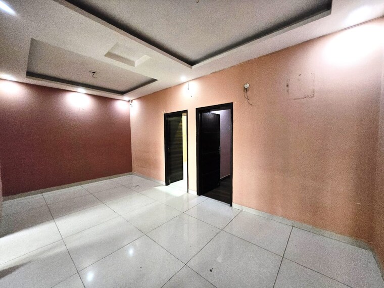 Room, kishanpura 3 Bedroom 100 Sq.Yd. Apartment In Kishanpura Zirakpur 8938535