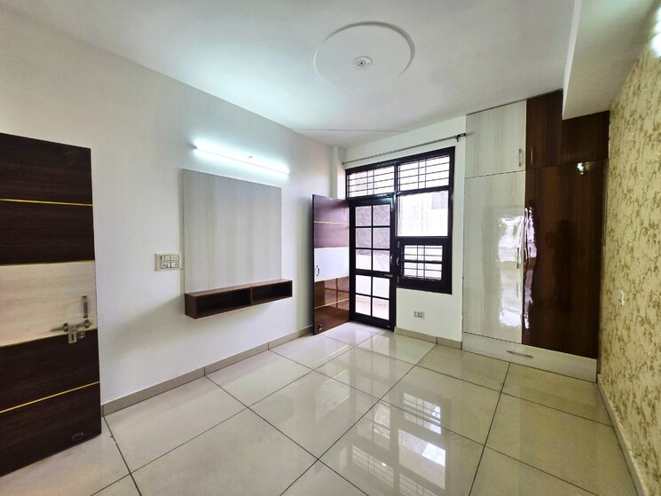 Room, kishanpura 3 Bedroom 125 Sq.Yd. Apartment In Kishanpura Zirakpur 8938541