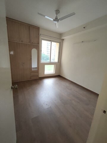 Room in 2 BHK Apartment at Jaypee Greens Kosmos, Sector 134 – for Rent
