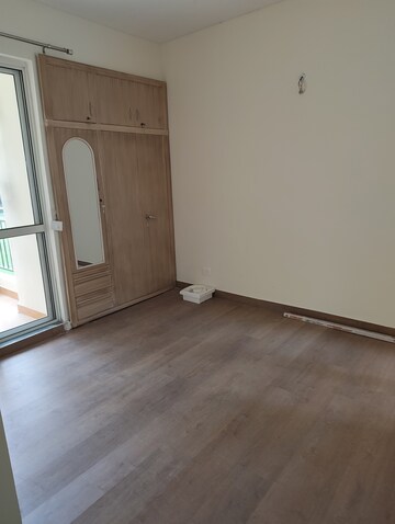 Room in 2 BHK Apartment at Jaypee Greens Kosmos, Sector 134 – for Rent