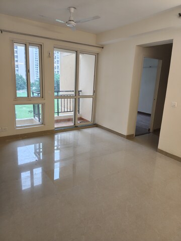 Room in 2 BHK Apartment at Jaypee Greens Kosmos, Sector 134 – for Rent