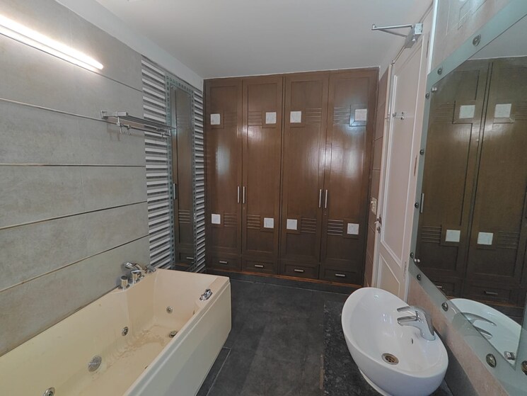 Bathroom, sarvodaya enclave 4 Bedroom 2500 Sq.Ft. Builder Floor In Sarvodaya Enclave Delhi 8938637