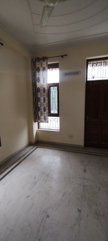 Furnished Amenities in 3 BHK Builder Floor at RWA Apartments Sector 19, Sector 19 – for Rent