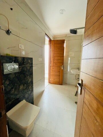 Furnished Amenities in 4 BHK Builder Floor at Green Fields Colony – for Rent