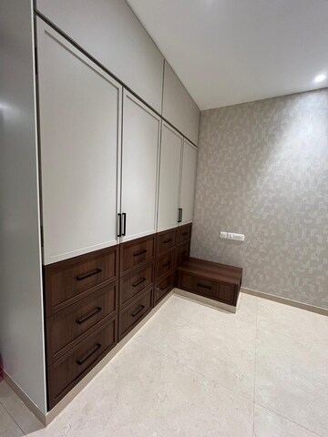 Room in 3 BHK Apartment at Hiranandani Highland, Powai – for Rent