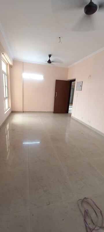 Room in 2.5 BHK Apartment at Supertech Ecociti, Sector 137 – for Rent