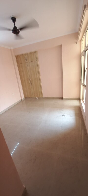 Room in 2.5 BHK Apartment at Supertech Ecociti, Sector 137 – for Rent
