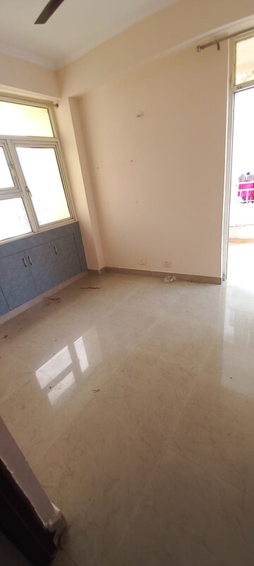 Room in 2.5 BHK Apartment at Supertech Ecociti, Sector 137 – for Rent