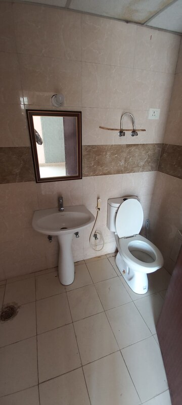 Bathroom in 2.5 BHK Apartment at Supertech Ecociti, Sector 137 – for Rent