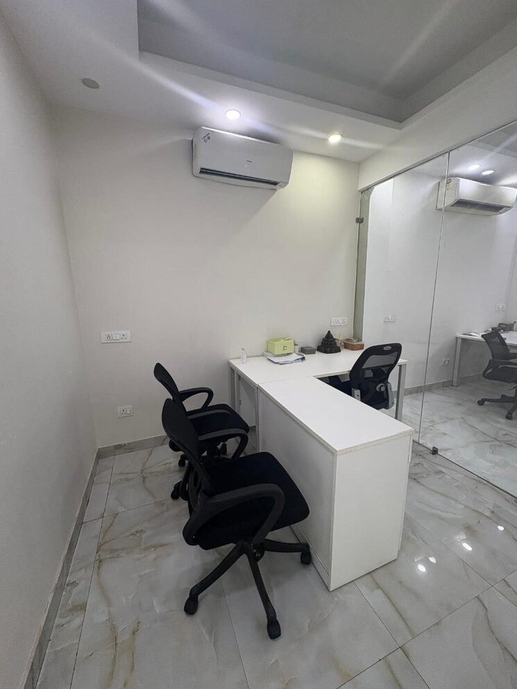 Team Area, lajpat nagar i Commercial Office Space 900 Sq.Ft. In Lajpat Nagar I Delhi 8938945