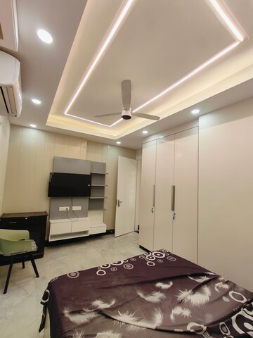 Room in 3 BHK Builder Floor at Sushant Vyapaar Kendra, Sector 43 – for Rent