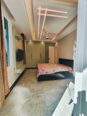 Bedroom in 3 BHK Builder Floor at Sushant Vyapaar Kendra, Sector 43 – for Rent