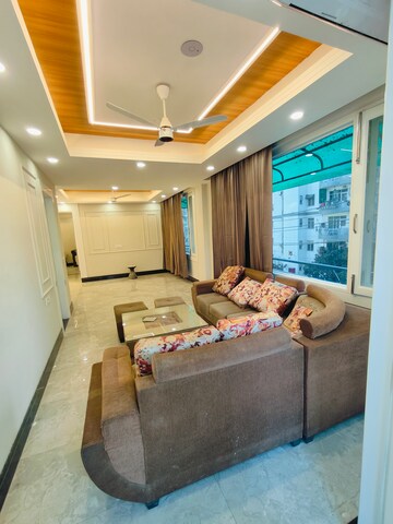 Living Room in 3 BHK Builder Floor at Sushant Vyapaar Kendra, Sector 43 – for Rent
