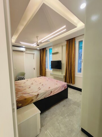Bedroom in 3 BHK Builder Floor at Sushant Vyapaar Kendra, Sector 43 – for Rent
