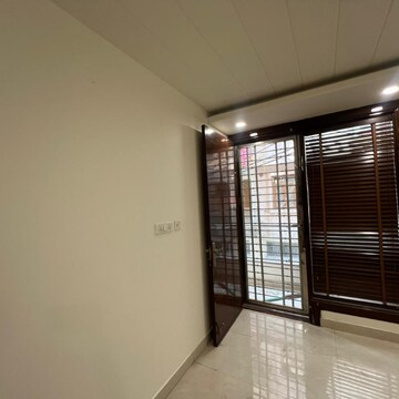 Room in 3 BHK Builder Floor at Vasant Kunj Enclave – for Rent