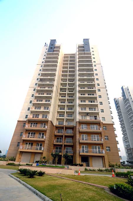 3 BHK + Servant Room Apartment For Rent in Suncity Essel Tower