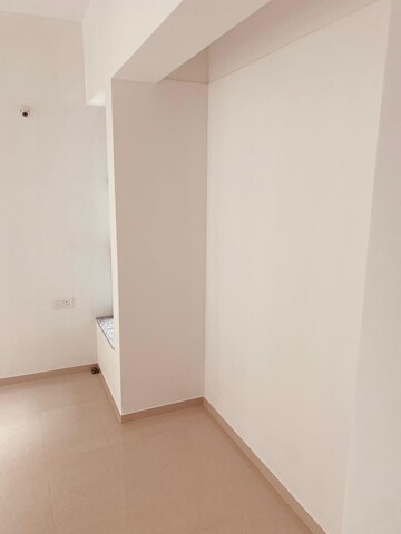 Room in 3 BHK Apartment at Kalpataru Parkcity, Kolshet Road – for Sale