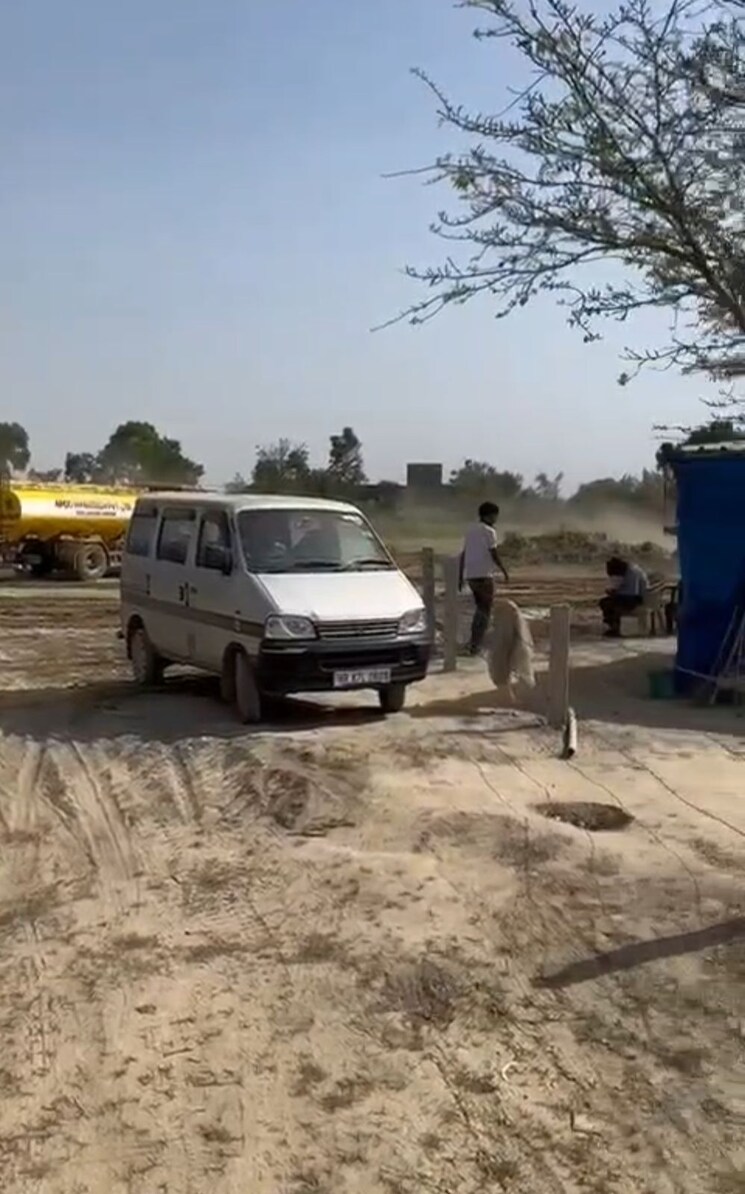  Parking, sector 22 yamuna expressway  513 Sq.Yd. Plot In Sector 22 Yamuna Expressway Greater Noida 8939529