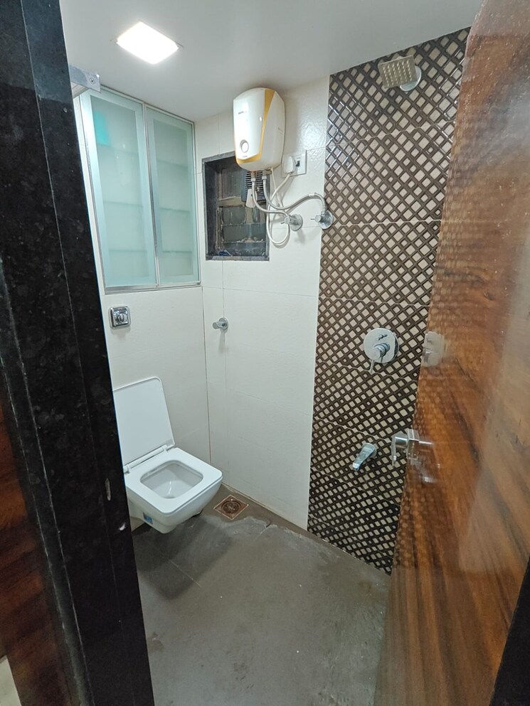 Bathroom, yash-plaza-dadar-west 2 Bedroom 600 Sq.Ft. Apartment In Prabhadevi Mumbai 8939549