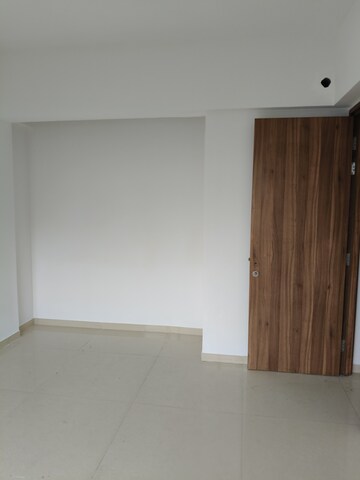 Room in 2 BHK Apartment at Kalpataru The Sunrise, Kolshet Road – for Rent