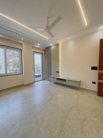Room in 4 BHK Builder Floor at SS Southend Floors, South City 2 – for Sale