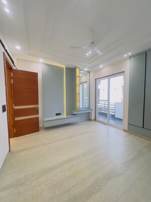 Room in 4 BHK Builder Floor at SS Southend Floors, South City 2 – for Sale