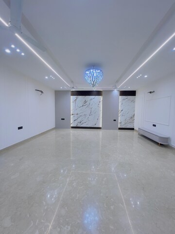 Room in 4 BHK Builder Floor at SS Southend Floors, South City 2 – for Sale