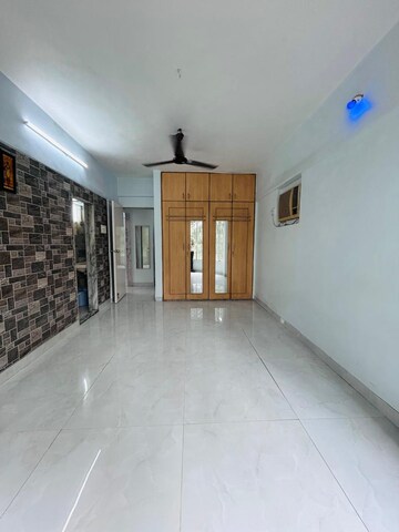 Room in 2 BHK Apartment at Meridian Apartment Andheri, Andheri West – for Rent