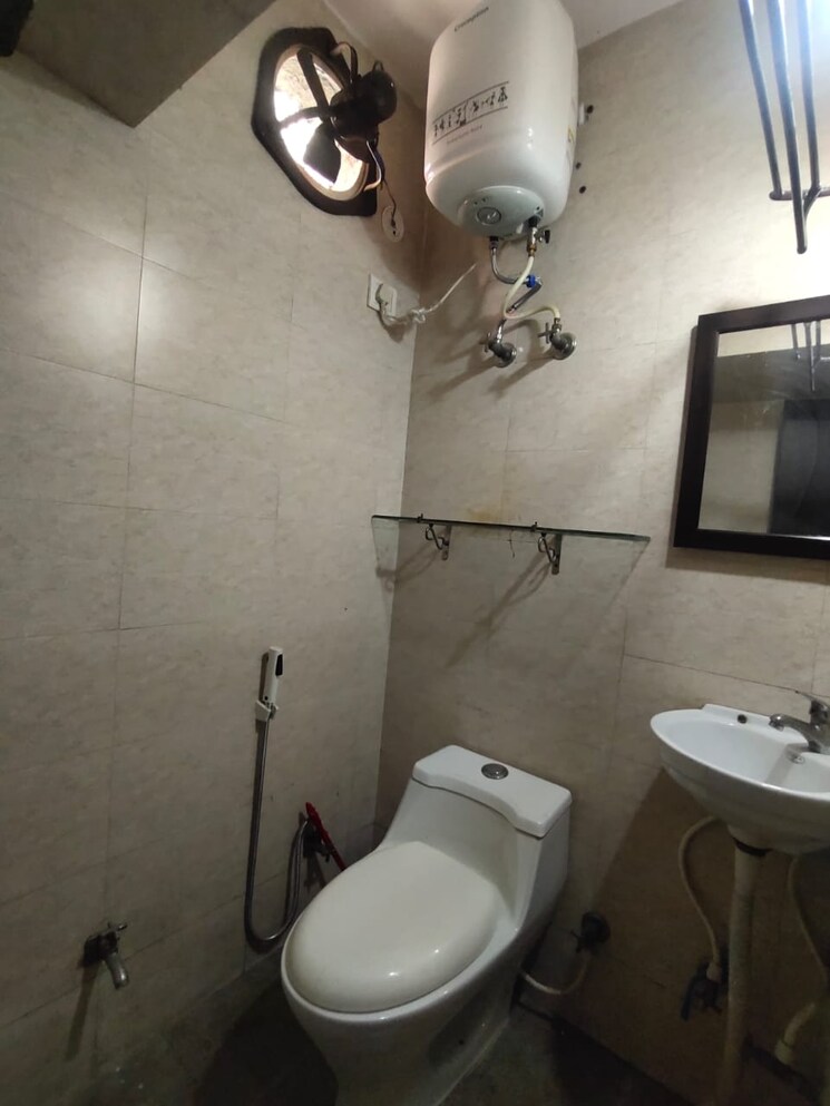 Bathroom, rajouri garden 3 Bedroom 200 Sq.Yd. Builder Floor In Rajouri Garden Delhi 8939597